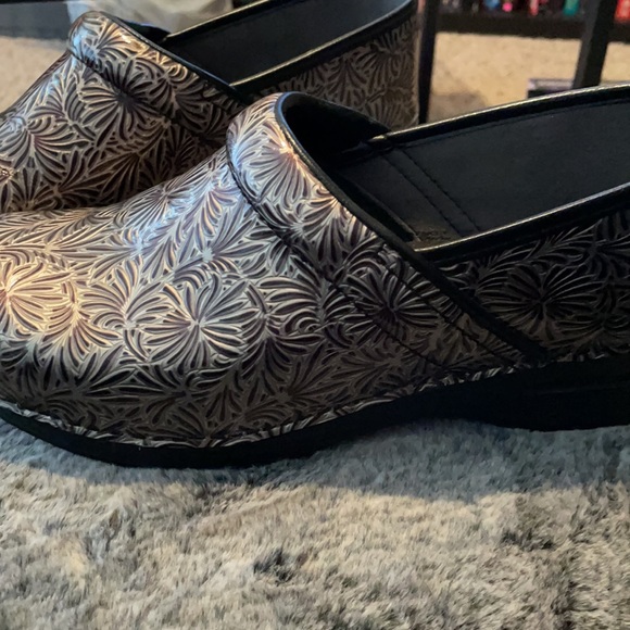 Silver metallic Danskos size 42(women’s 11.5) - Picture 2 of 7